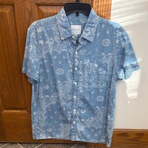 American Eagle Outfitters Men’s Bandanna Print Shirt Preppy Casual Beach, Medium